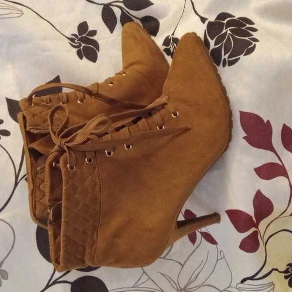 ....MeToo size:11M Beige heels - Picture 3 of 4